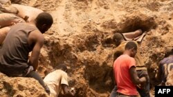 Cité minière, Kamituga est située à environ 180 km à l'ouest de Bukavu, dans la province du Sud-Kivu, où les accidents et éboulements meurtriers sont souvent rapportés après des pluies diluviennes.