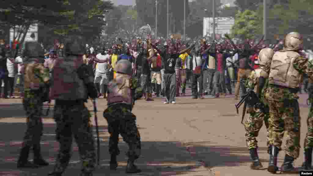 L&rsquo;armée et les forces de sécurité ont tenté de rétablir l&rsquo;ordre après une vague des manifestations dont le point culminant était l&rsquo;incendie du parlement jeudi le 30 octobre 2014, contraignant le président Blaise Compaoré à la démission vendredi 31 octobre 2014 après 27 années de règne. 