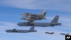 美國B-52H轟炸機（中）、F-16戰鬥機和南韓空軍F-35A戰鬥機（右下）2023年4月14日在南韓舉行的聯合空中演習中飛越朝鮮半島。（美聯社照片）