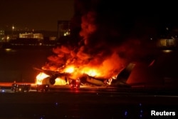 Seluruh penumpang pesawat JAL berhasil keluar dengan selamat sebelum pesawat terbakar, sementara lima awak pesawat penjaga pantai Jepang tewas di bandara Haneda, Tokyo (2/2).