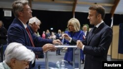 Presiden Prancis Emmanuel Macron menggunakan hak pilihnya di sebuah tempat pemungutan suara di Le Touquet-Paris-Plage dalam pemilu parlemen Prancis, pada 7 Juli 2024. (Foto: Mohammed Badra/Pool via Reuters)