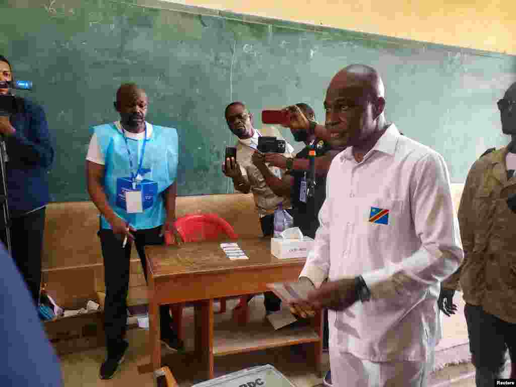 Umunyepolitike Martin Fayulu atavuga rumwe n'ubutegetsi bwa Kongo. Fayulu ni umwe mu bitoza mu kibanza ca prezida wa Kongo. Yatoreye i Kinshasa.