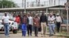 Toutes les activités de la mine Bafokeng, située à 160 km au nord-ouest de Johannesburg, ont été interrompues et des pourparlers sont engagés avec les mineurs et leurs syndicats.