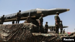 Wahouthis wakiadhimisha siku walipouteka mji mkuu wa Yemen Sanaa, na kuonyesha makombora yao ya masafa marefu katika guaride ya kijeshi, Septemba 21, 2023.
