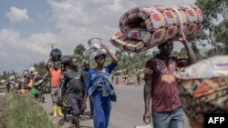 Comme à chaque recrudescence des violences, les populations civiles sont parmi les premières touchées et tentent de fuir.