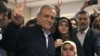 Massoud Pezeshkian, brandit le signe V de la victoire après avoir voté lors de l'élection présidentielle à Téhéran, le 28 juin 2024. (Photo par ATTA KENARE / AFP)
Traduit avec DeepL.com (version gratuite)