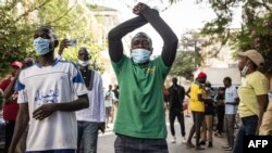"On nous a retiré le droit de nous exprimer par les urnes et on nous empêche de manifester dans la rue", s'indigne une Dakaroise.