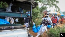 Polisi na wakaazi wa kijiji cha Shakahola huko Malindi nchini Kenya wakipakia miili ya waathirika ambao ni waumini wa kanila la Good News International. April 23, 2023.