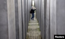 Seorang pengunjung berjalan di Holocaust Memorial to the Murdered Jews of Europe di Berlin, Jerman, 26 Januari 2024. (Foto: Reuters)