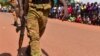 Des soldats burkinabé patrouillent pour assurer les mesures de sécurité lors de la tournée cycliste du Burkina Faso, à Ouahigouya, le 29 octobre 2018.