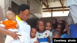 Mkurugenzi wa Voice of Orphans Tanzania akiwa na watoto wa kike siku ya wanawake duniani. Picha kwa hisani ya Ikulu ya Zanzibar.