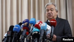 Katibu Mkuu wa UN Antonio Guterres akiongea katika mkutano wa waandishi wa habari ndani ya shule ya UNRWA katika kambi ya wakimbizi wa Palestina Al-Wehdat , Amman, Jordan, Machi 25, 2024. 