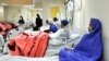 FILE - Anak-anak perempuan Iran korban keracunan di sekolah. 