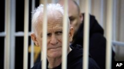 Ales Bialiatski, kiongozi wa kundi la kutetea haki za binadamu cha Belarus, Vyasna, akikaa nafasi ya washtakiwa wakati wa kesi yake mjini Minsk, Januari 5, 2023.. 
