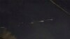 Tangkapan layar video kilatan cahaya di atas langit California yang direkam oleh Jaime Hernandez, Jumat malam, 17 Maret 2023. Kilatan cahaya itu ternyata sisa-sisa perangkat komunikasi milik Jepang yang terbakar saat memasuki orbit Bumi. (Foto: Jaime Hernandez via AP)
