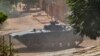 Un véhicule blindé de l'armée soudanaise est stationné dans le sud de Khartoum le 21 mai 2023, au milieu des combats en cours entre deux généraux rivaux.