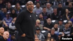 Mike Brown, entraîneur principal des Sacramento Kings, lors d'un match contre les Los Angeles Clippers, USA, le 3 mars 2023.