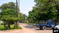 La garde républicaine et la poiice bloquent la route en direction du palais présidentiel après la tentative de coup d'état à Kinshasa, 19 mai 2024,