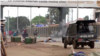Capture d'écran d'une vidéo d'un manifestant antigouvernemental lançant un objet sur la police à Conakry, Guinée, le 10 mai 2023.