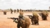 Anggota pasukan yang baru direkrut oleh Tentara Nasional Somalia untuk Brigade Infanteri Tingkat Lanjut Danab, menyelesaikan pelatihan di lapangan terbang militer Baledogle, Somalia, pada 9 April 2023. (Foto: US Army)