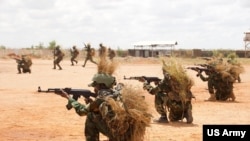 Anggota pasukan yang baru direkrut oleh Tentara Nasional Somalia untuk Brigade Infanteri Tingkat Lanjut Danab, menyelesaikan pelatihan di lapangan terbang militer Baledogle, Somalia, pada 9 April 2023. (Foto: US Army)
