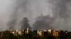 De la fumée s'élève au-dessus d'immeubles à Khartoum le 24 mai 2023.