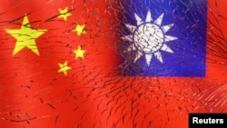 碎玻璃後面的中國與台灣旗幟的圖示。