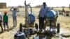 Des civils tentent de s'approvisionner en eau dans le sud de Khartoum le 22 avril 2023: les combats en cours entre les forces de deux généraux soudanais rivaux ont provoqué des pénuries d'eau.
