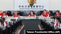 台灣總統蔡英文在台北的中央災害應變中心主持救災會議。 （2024年4月3日）