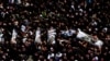 Pessoas reúnem-se durante o funeral de crianças que foram mortas num campo de futebol por um foguete disparado do Líbano, em Majdal Shams, uma aldeia drusa nos Montes Golã ocupados por Israel, a 28 de julho de 2024.