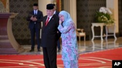Ratu Malaysia Tunku Azizah Aminah Maimunah Iskandariah (kanan), memeluk saudara laki-lakinya Sultan Ibrahim Iskandar dari Johor usai pemilihan raja Malaysia berikutnya di Istana Nasional di Kuala Lumpur, Jumat, 27 Oktober 2023. (Mohd Rasfan/Pool Photo via AP)