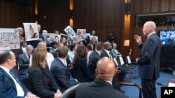 CEO dan Presiden dari Boeing, Dave Calhoun, memintaan maaf kepada keluarga korban kecelakaan 737 MAX di sela sesi sidang dengan anggota Senat AS, di Gedung Capitol, Washington, pada 18 Juni 2024. (Foto: AP/Manuel Balce Ceneta)