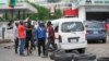 Les gens se disputent alors que les voitures font la queue pour acheter du carburant à la station-service de la Nigerian National Petroleum Company Limited à Lagos, au Nigeria, le mardi 30 mai 2023.