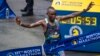 Evans Chebet, 34 ans, du Kenya, prend la première place dans la course des hommes lors du 127e marathon de Boston à Boston, Massachusetts, le 17 avril 2023.