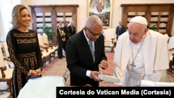 Débora Carvalho, primeira dama de Cabo Verde (esq), José Maria Neves, Presidente de Cabo Verde (cen) e Papa Francisco (dir), Vaticano