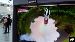 Picha ya kombora la Korea Kaskazini iliyorusha ikionyeshwa katika kipindi cha habari katika televisheni kwenye kituo cha treni mjini Seoul, Korea Kusini Julai 25, 2023.