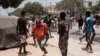 Des heurts ont mis aux prises des groupes de jeunes et les forces de sécurité à coups de pierres et de gaz lacrymogènes.