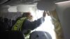 Petugas dari Badan Keselamatan Transportasi AS (NTSB) memeriksa kabin pesawat Alaska Airlines 1282 pada 7 Januari 2024. Pesawat tersebut mengalami insiden copotnya panel saat penerbangan berlangsung. (Foto: NTSB via AP)