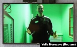 Politisi oposisi Rusia Alexei Navalny terlihat di layar melalui tautan video selama sidang pengadilan untuk mempertimbangkan klaimnya terhadap administrasi koloni hukuman di Kovrov, Rusia, 7 Oktober 2022. (Foto: REUTERS/Yulia Morozova)
