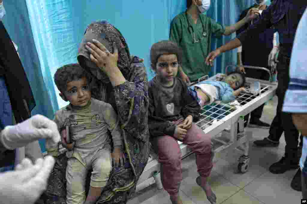 Wapalestina walojeruhiwa kutokana na shambulio la Israek wamepelekwa kwenye hospitali mjini&nbsp; Khan Younis, Nov. 12, 2023.