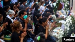 Keluarga korban berdoa saat upacara keagamaan untuk memanggil kembali arwah korban di luar tempat penitipan anak, yang menjadi lokasi penembakan massal di kota Uthai Sawan, di provinsi Nong Bua Lam Phu, Thailand, 9 Oktober 2022 (Foto: Reuters)