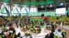 Les délégués de divers partis politiques et les responsables de la Commission électorale indépendante et des frontières (IEBC) se réunissent au centre national de comptage de l'IEBC au Bomas du Kenya, à Nairobi, le 13 août 2022.