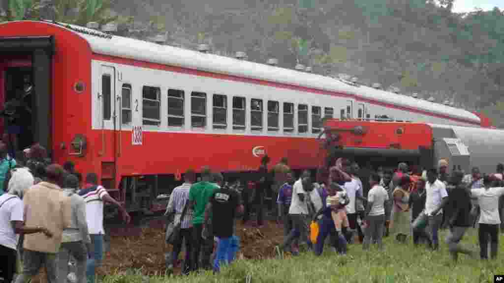 Plusieurs personnes sont venues constater les dégâts après le déraillement du train qui a causé plus de 70 morts à l’entrée de la gare Eseka, au Cameroun, 21 octobre 2016.