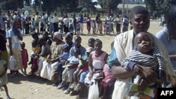 Abagore batonze kugira bacandagishe abana ingwara y'agasama i Mabvuku, muri Zimbabwe, ku murwa mukuru Harare. 