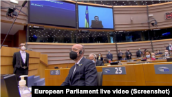 Perezida Volodymyr Zelenskiyy wa Ukraine ageza ijambo inama idasanzwe y’abadepite b’uwo muryango hifashishijwe uburyo bwa videwo
