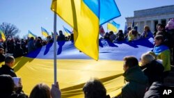 Abanya-Ukraine baba muri Amerika mu myiyerekano yo kwifatanya na Ukraine, i Washington, kw'itariki ya 20, 2022