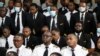 Les pilotes de Kenya Airways assistent à une audience après que la direction de l'association a été convoquée pour outrage à une ordonnance du tribunal déclarant illégale la grève en cours des pilotes de Kenya Airways, organisée par KALPA, à Nairobi, le 8 novembre 2022.