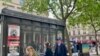 Un quiosco de París con titulares de la votación presidencial. [Lisa Bryant/VOA]