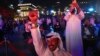 Warga UEA merayakan keberhasilan wahana tak berawaknya memasuki orbit Planet Mars, di Dubai, Uni Emirat Arab, Selasa (9/2). 