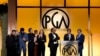 Tim produksi dan pemeran dari film "Coda" menerima penghargaan Darryl F. Zanuck Award pada ajang Producers Guild Awards ke-33 yang digelar di Fairmont Century Plaza Hotel di Los Angeles, pada 19 Maret 2022. (Foto: AP/Chris Pizzello)